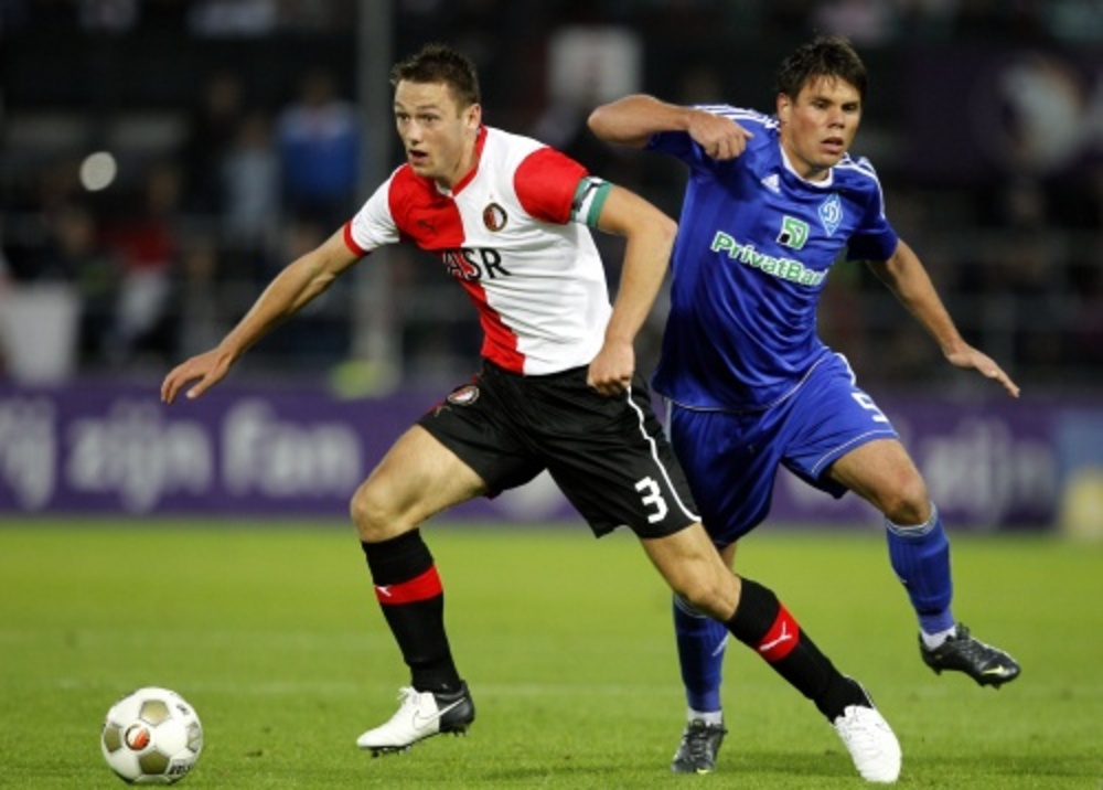 Feyenoord-speler Stefan de Vrij (L) in duel met Dinamo-speler Ognjen Vukojevic (R). ANP