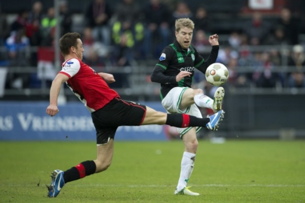 Feyenoord-speler Stefan de Vrij in duel met Michael de Leeuw avn FC Groningen. ANP Pro Shots