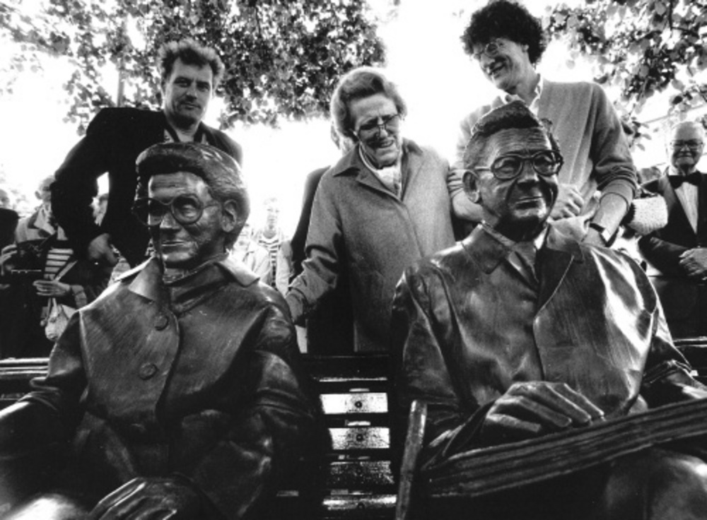 Tiny Carmiggelt (M) bij de onthulling van het beeld in 1990. ANP