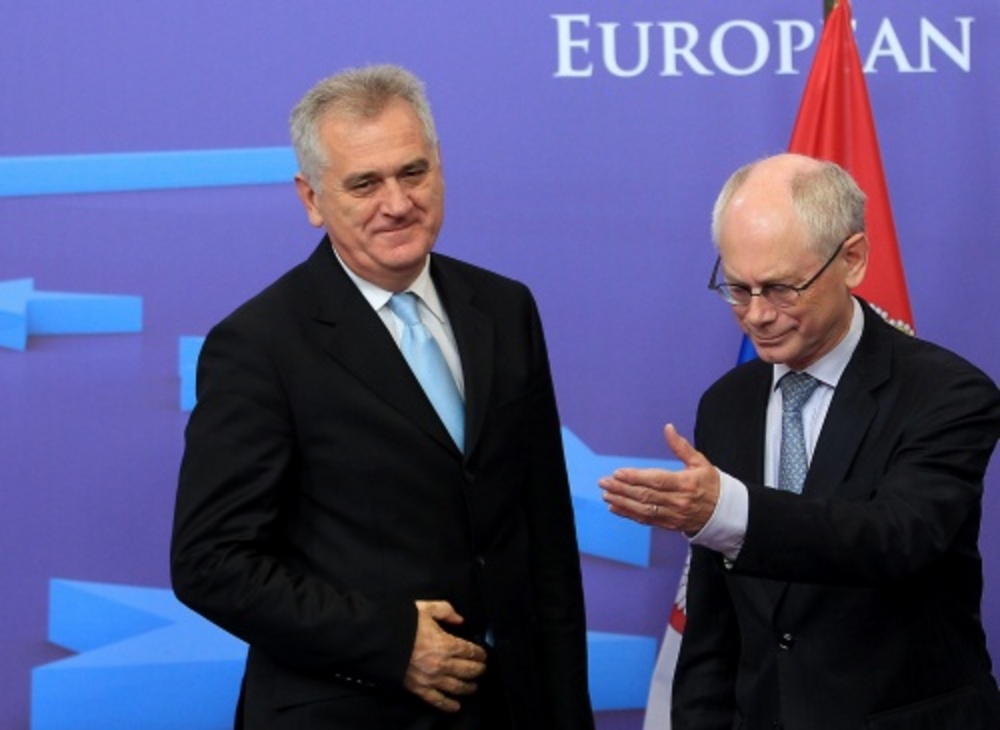 Tomislav Nikolic (L) met Herman Van Rompuy (R) in Brussel in juni. EPA