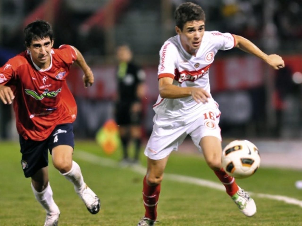 Oscar (R) van het Braziliaanse Internacional in duel met Lucas Fernandez (L) van het Boliviaanse Wilstermann. EPA