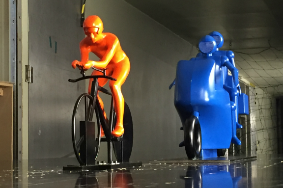 De schaalmodellen van een wielrenner en een motorrijder die zijn gebruikt voor de windtunnelmetingen (Foto: TU Eindhoven)