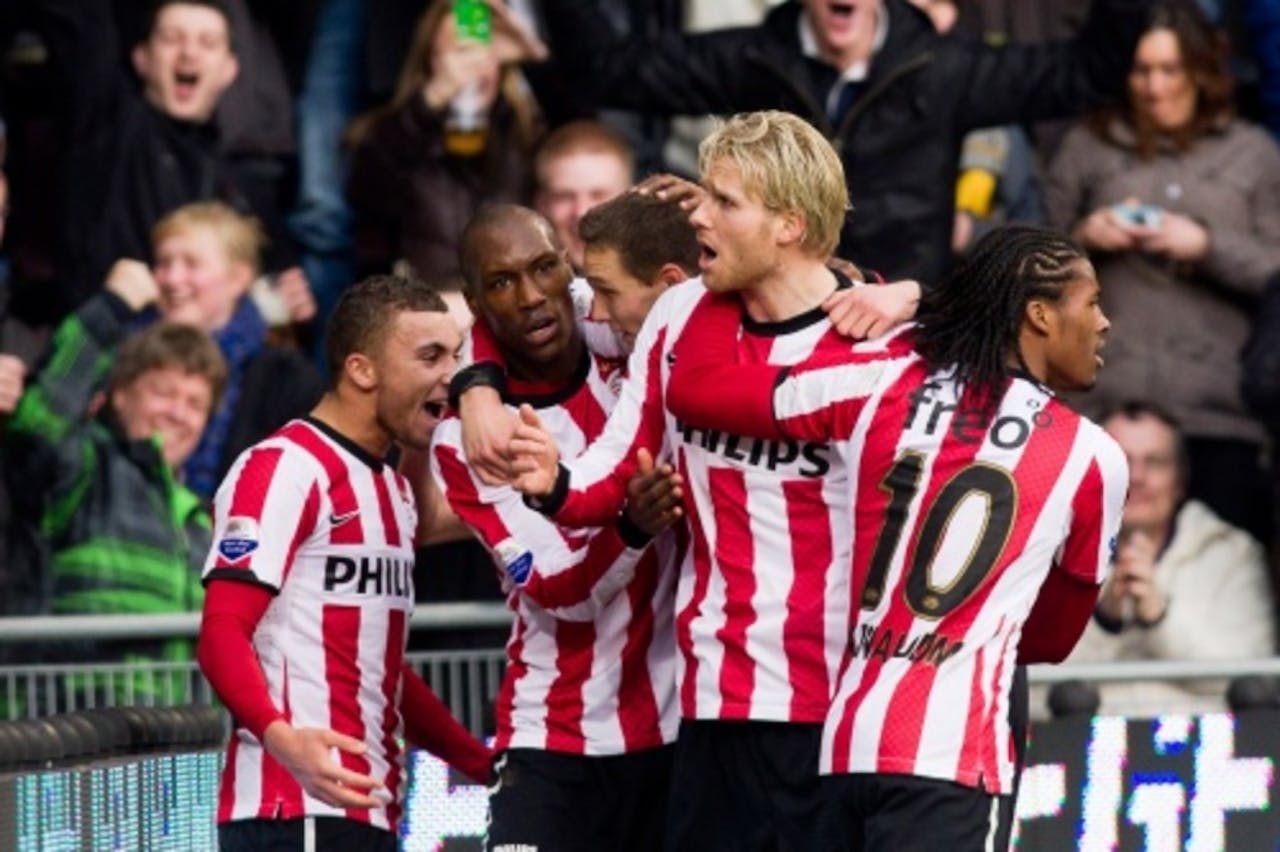 PSV-speler Ola Toivonen (tweede van rechts) wordt na zijn doelpunt gefeliciteerd door zijn teamgenoten. ANP PRO SHOTS