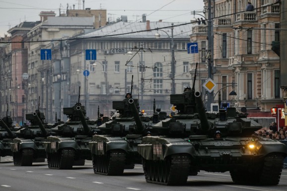 Russische tanks rijden door Moskou ter voorbereiding op een nationale feestdag. Foto ANP