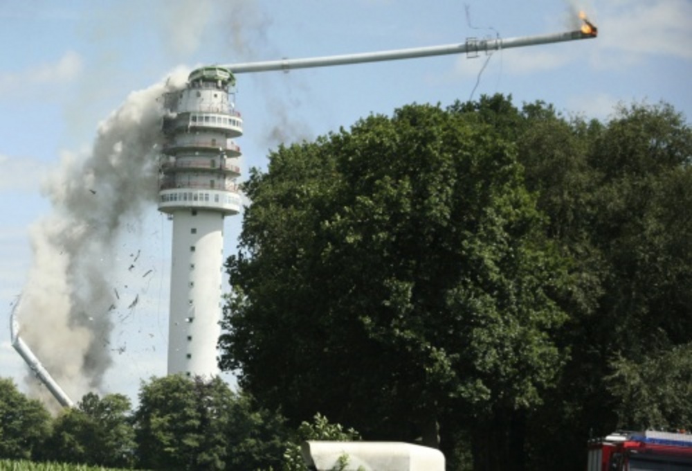 De zendmast in Hoogersmilde stortte na een brand gedeeltelijk in. ANP