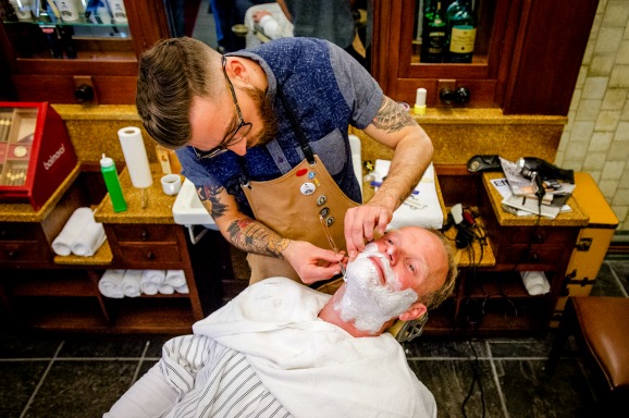Value8-topman Peter Paul de Vries in de barbiersstoel. Foto ANP