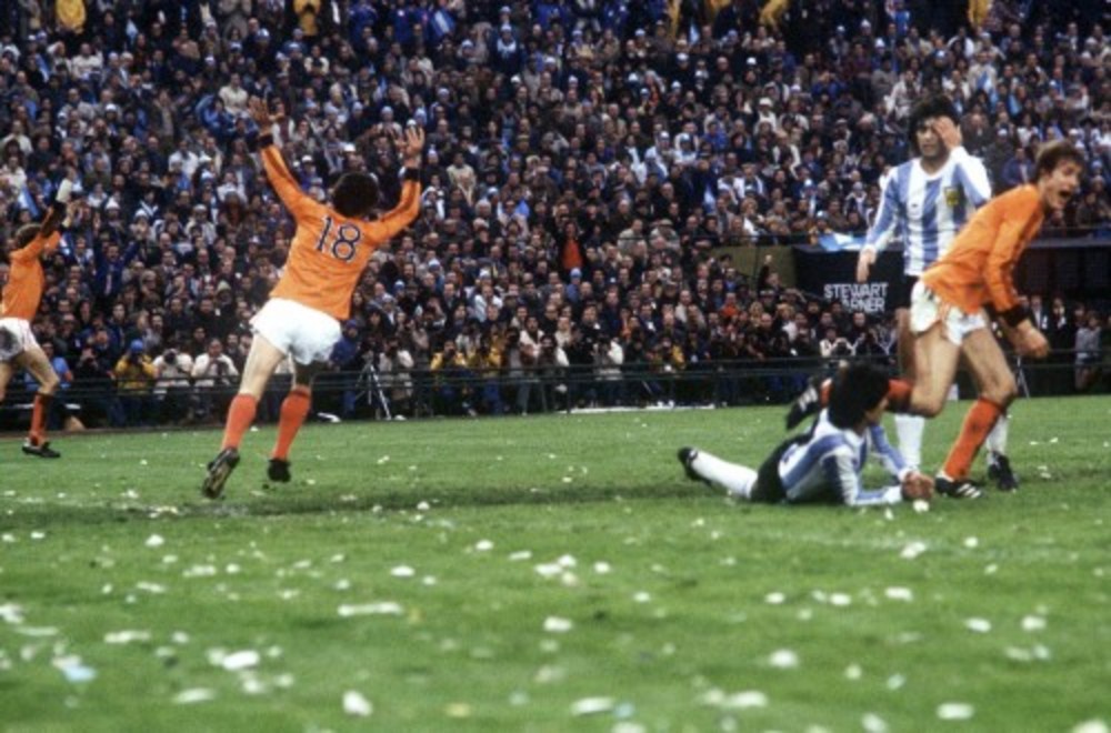 Dick Nanninga (18) scoort de gelijkmaker (1-1) in de WK-finale tegen Argentinie in Buenos Aires in 1978. ANP