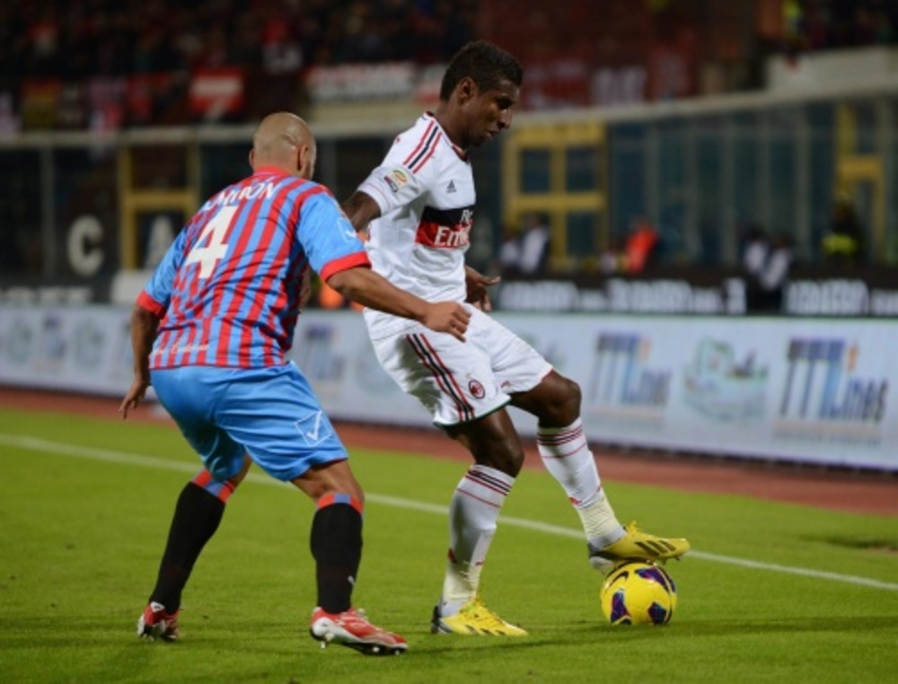Sergio Almiron van Catania (L) in duel met Kevin Constant van AC Milan (R). EPA