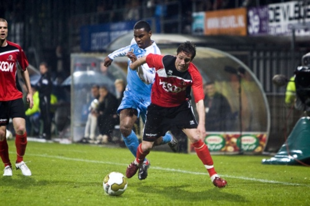 Jeffrey Altheer in duel met Rydell Poepon. ANP