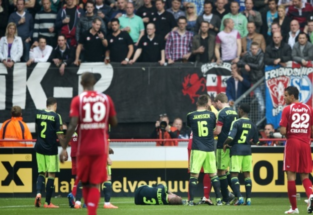 Toby Alderweireld ligt aangeslagen op de grond. ANP