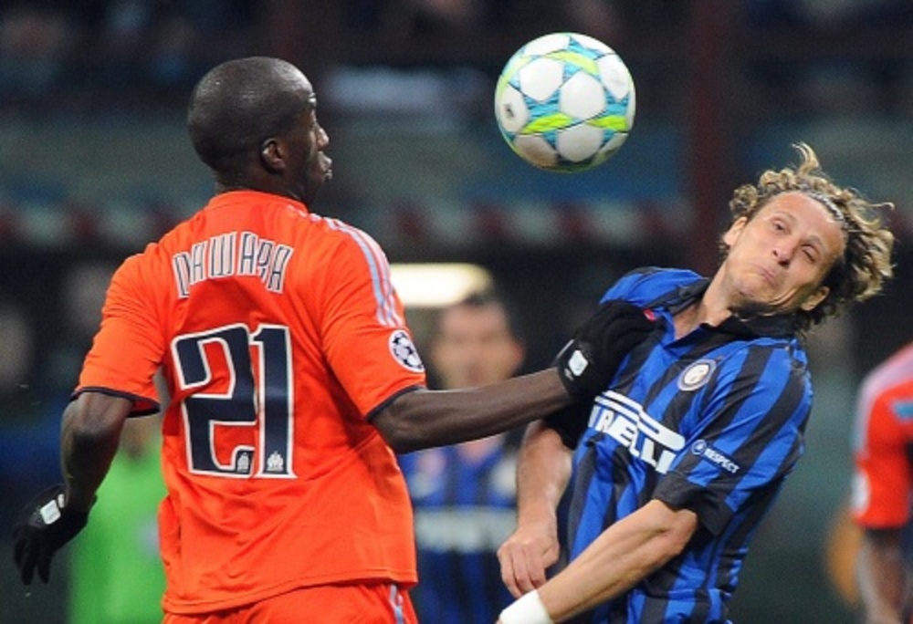 Inter-speler Diego Forlan in duel met Souleymane Diawara van Olympique Marseille. EPA 