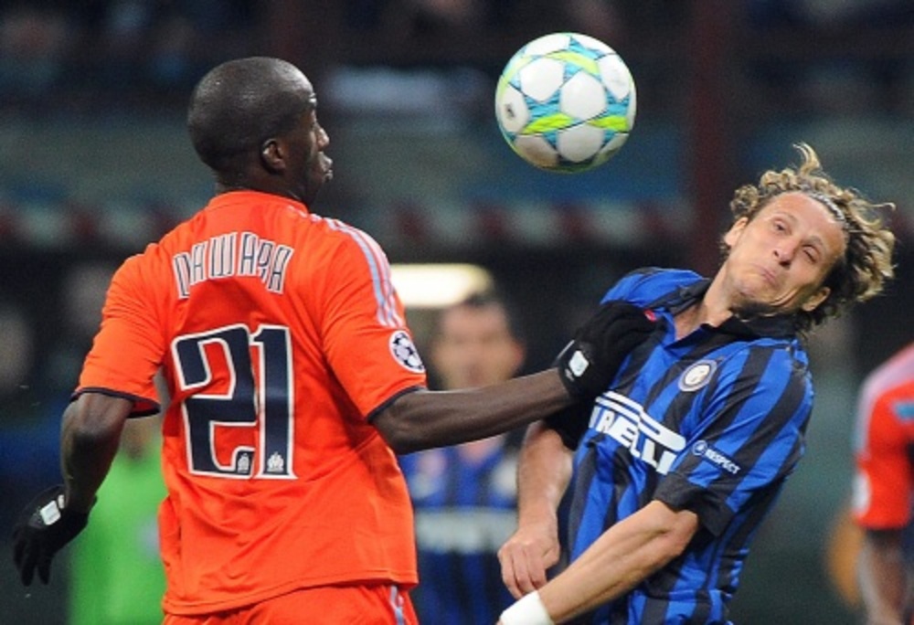 Inter-speler Diego Forlan in duel met Souleymane Diawara van Olympique Marseille. EPA