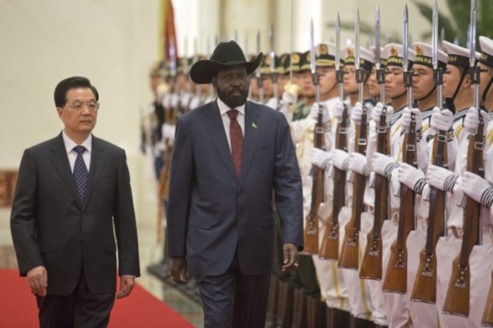 De Chinese president Hu Jintao (L) en de president van Zuid-Sudan, Salva Kiir. EPA 