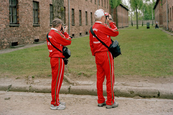 Bezoekers van Auschwitz/Birkenau. Foto: Roger Cremers, uit expositie 'World War Two Today'.