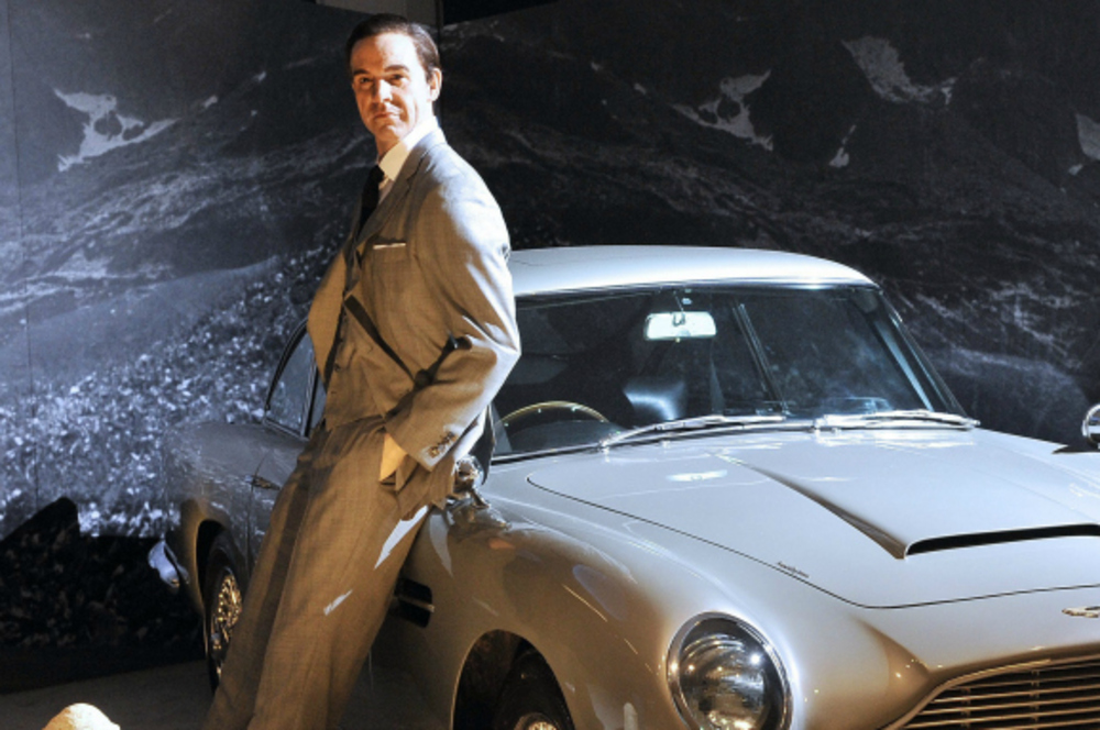 Een wassenbeeld van Sean Connery met zijn Aston Martin.