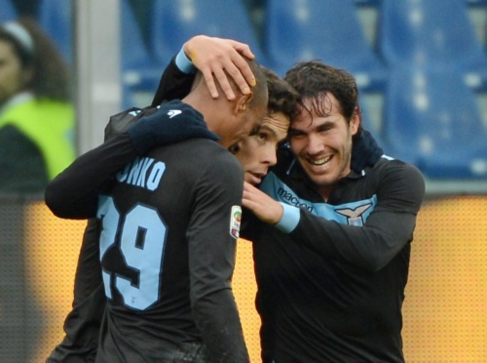 Lazio Roma-speler Hernanes (M) wordt gefeliciteerd. 