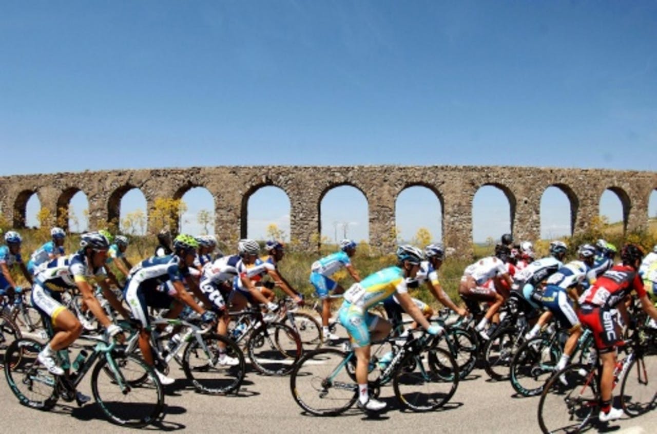 Het peloton tijdens de 10e etappe van de Giro. EPA