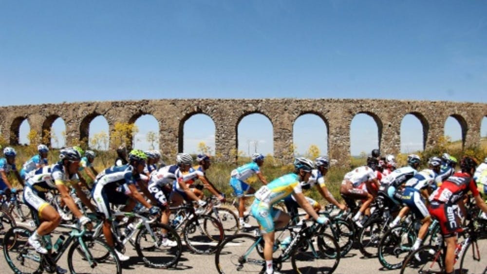 Het peloton tijdens de 10e etappe van de Giro. EPA