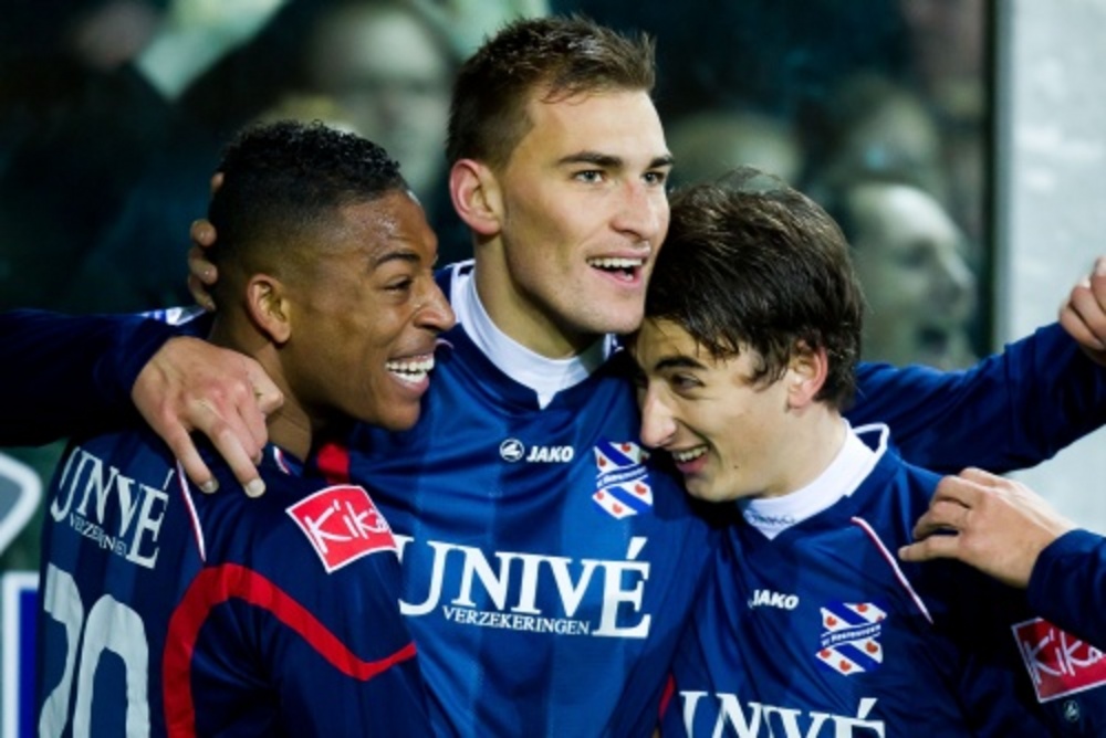 Bas Dost (M) met teamgenoten Rajiv van La Parra (L) en Filip Djuricic (R). ANP