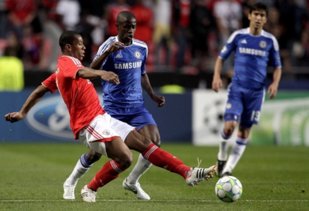 Emerson (L) van Benfica in duel met Chelsea-speler Ramirez. EPA