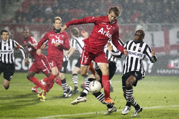 Luuk de Jong van FC Twente in duel met Kwame Quansah van Heracles. 