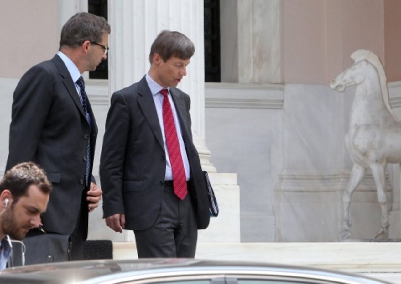 Vertegenwoordigers van de Europese Centrale Bank en de Europese Commissie verlaten het kantoor van de premier na een ontmoeting met de Griekse premier Antonis Samaras. EPA