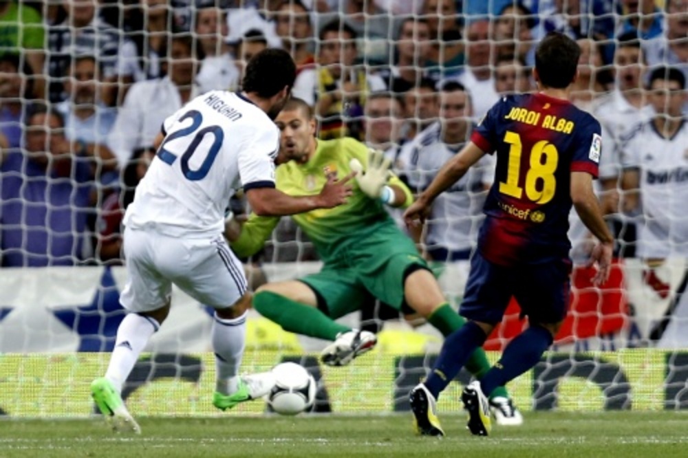 Gonzalo Higuain (L) van Real Madrid maakt de eerste goal. EPA
