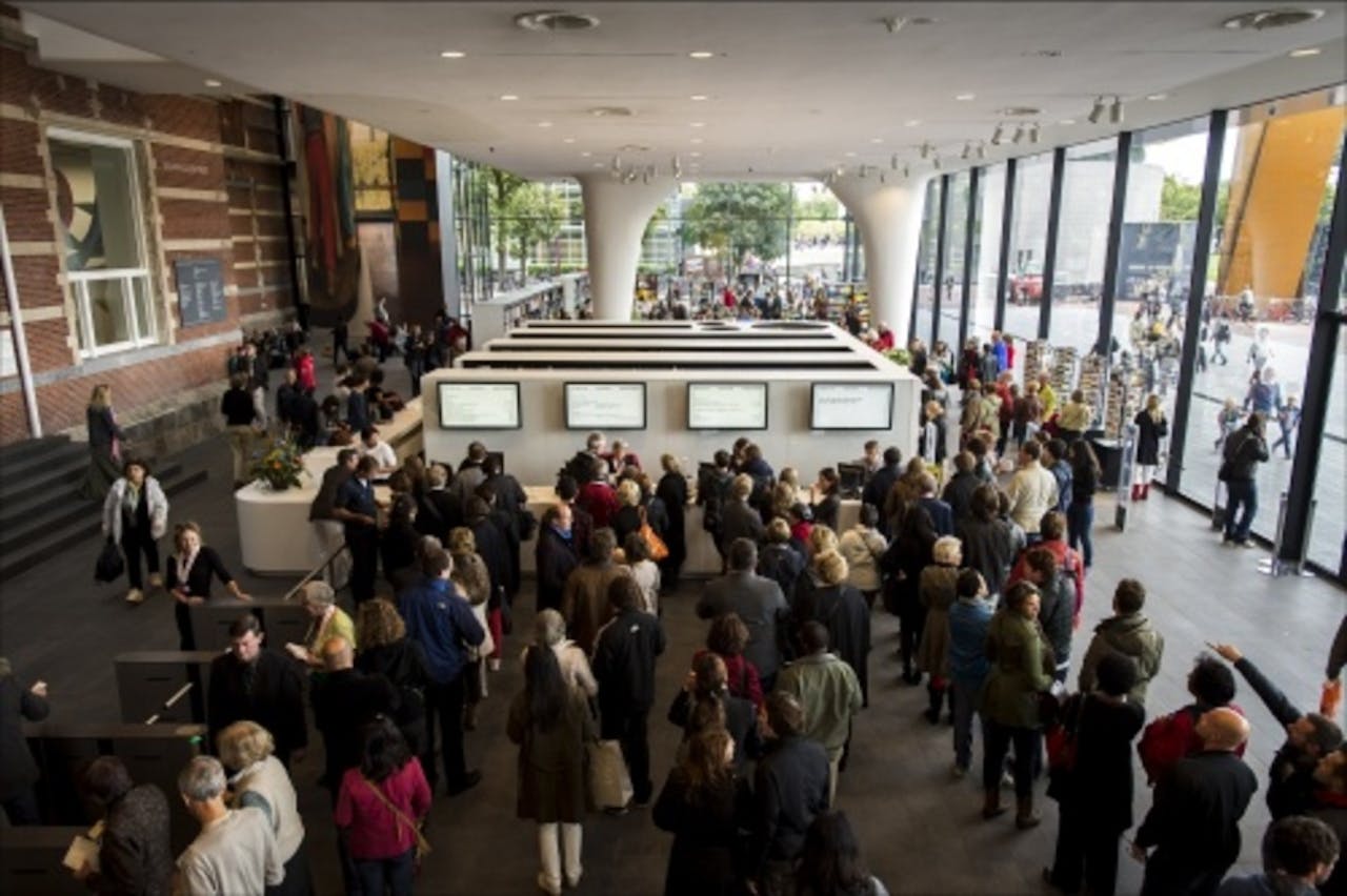 Rijen voor de kassa van het Stedelijk Museum dat na een verbouwing van bijna negen jaar weer open is voor publiek. ANP