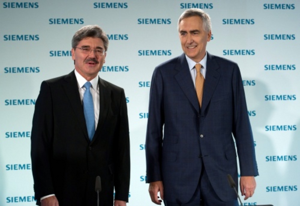 Financieel directeur Joe Kaeser (L) en algemeen directeur Peter Loescher (R) van Siemens. EPA