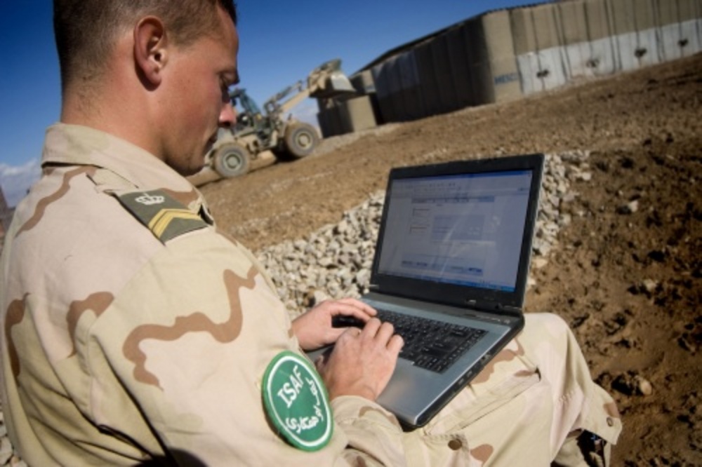 Een Nederlandse militair brengt in Tarin Kowt zijn stem uit (archiefbeeld 2006). ANP