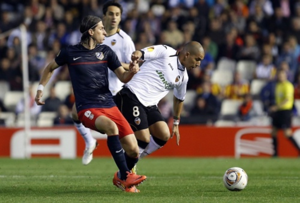 Valencia-speler Feghouli (R) vecht voor de bal met Atletico Madrid Filipe Luis (L). EPA