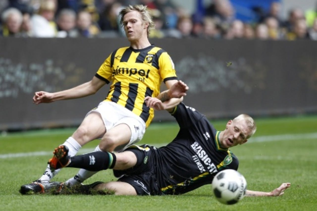 Tomas Kalas (L) van Vitesse in duel met Lex Immers (R) van ADO Den Haag. ANP PRO SHOTS
