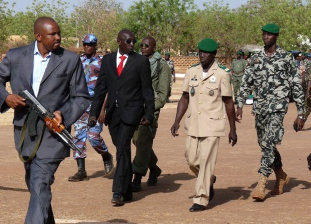 Coupleider Amadou Sanago tweede van rechts. EPA