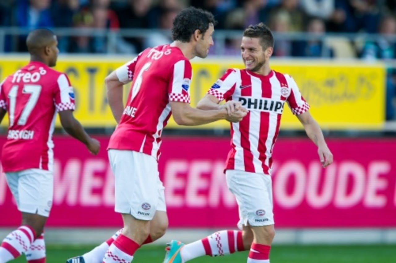 Dries Mertens (R) heeft de 1-0 gescoord en wordt gefeliciteerd door ploeggenoot Mark van Bommel. ANP
