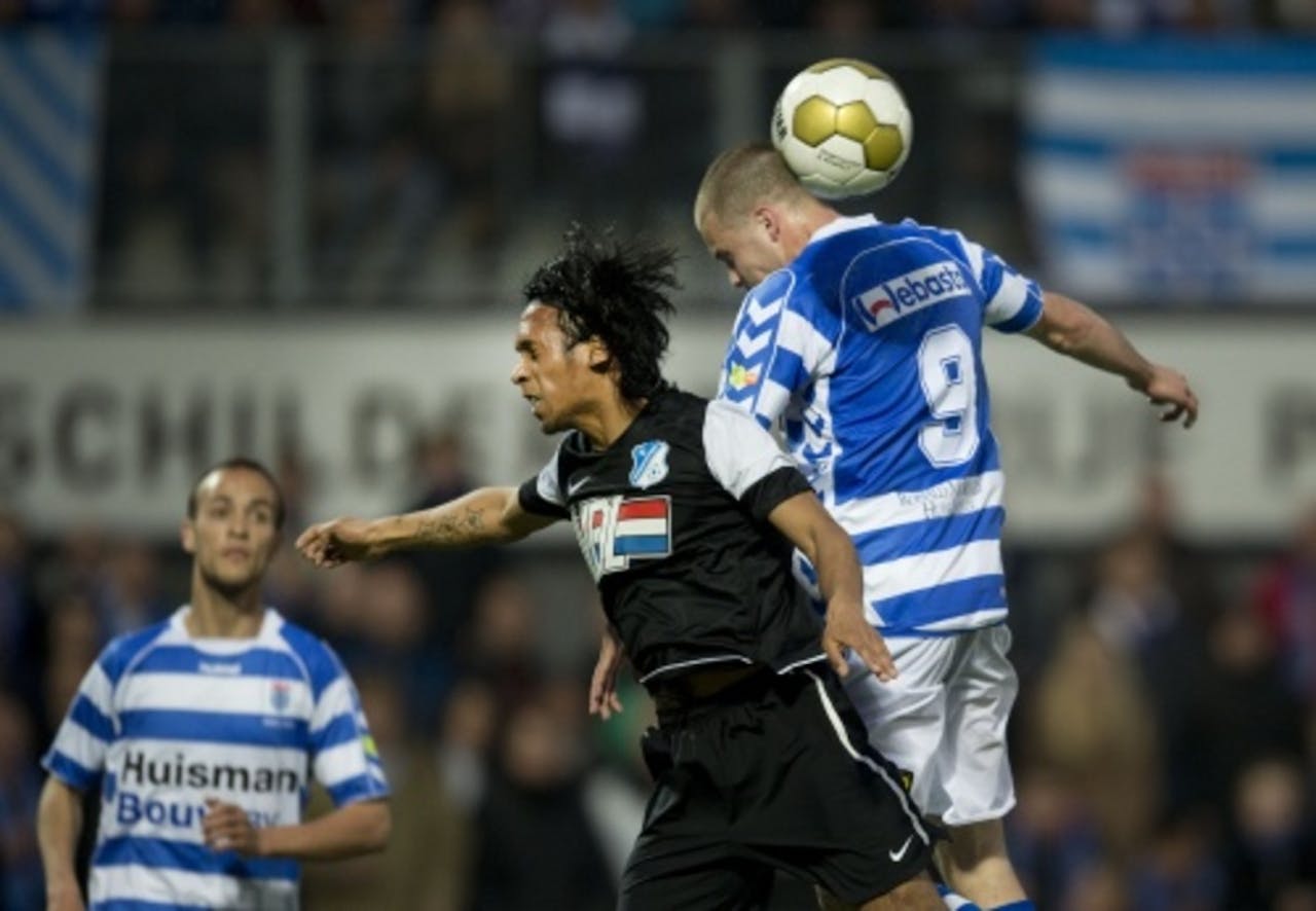 Joey van den Berg van Zwolle (R) in duel met Justin Tahapary van Eindhoven (L). ANP