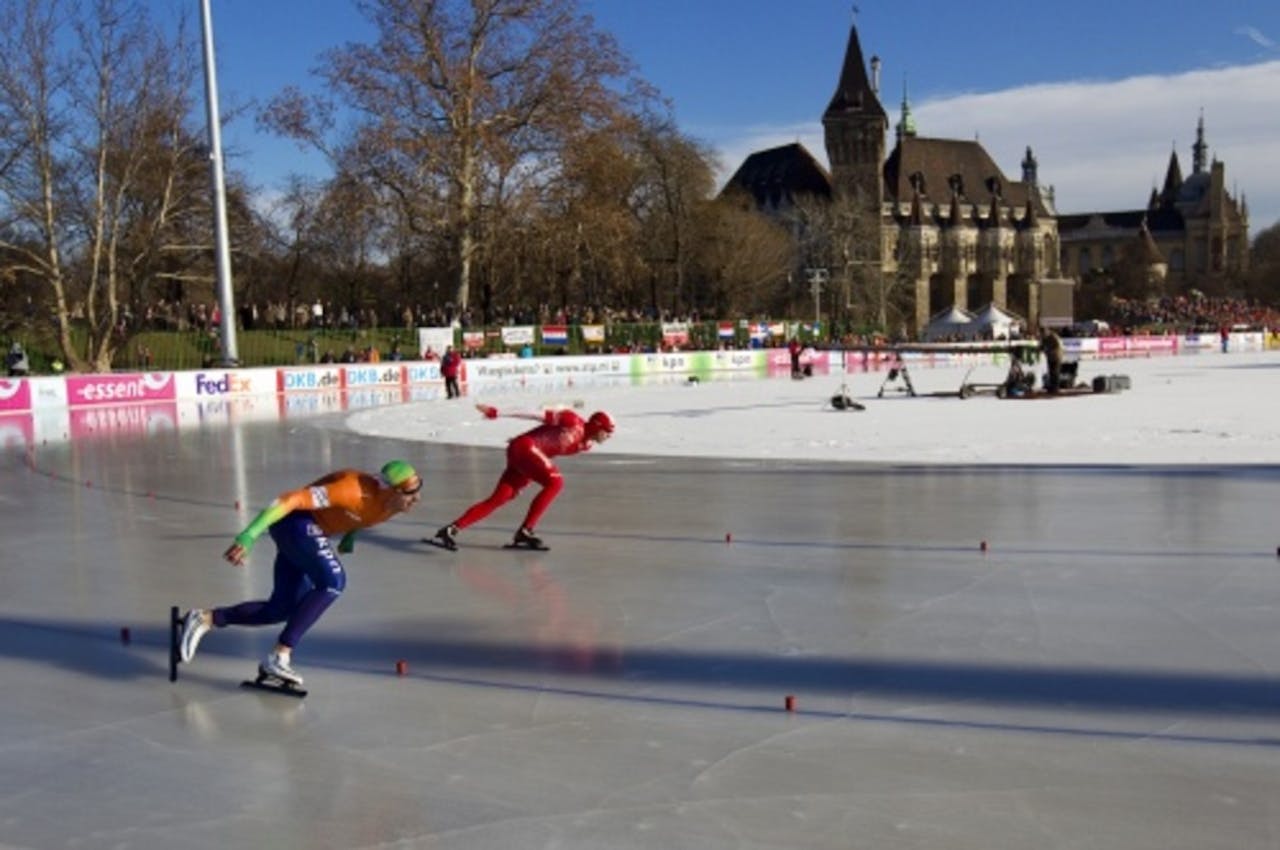 Jan Blokhuijsen (L) in actie tegen de Pool Zbigniew Brodka tijdens zijn 500 meter race op het EK allround in Boedapest. ANP