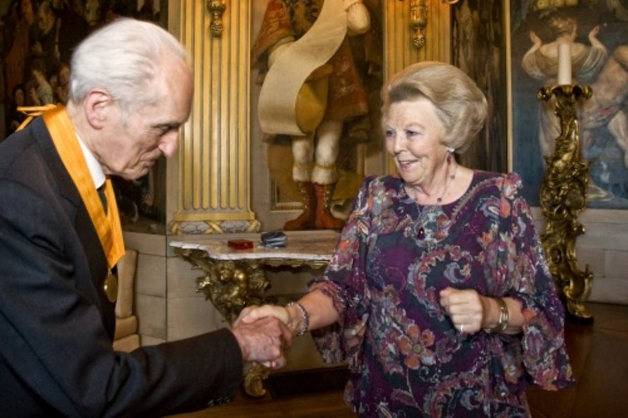 Gustav Leonhardt ontving in 2009 de Eremedaille in de Huisorde van Oranje van koningin Beatrix. ANP
