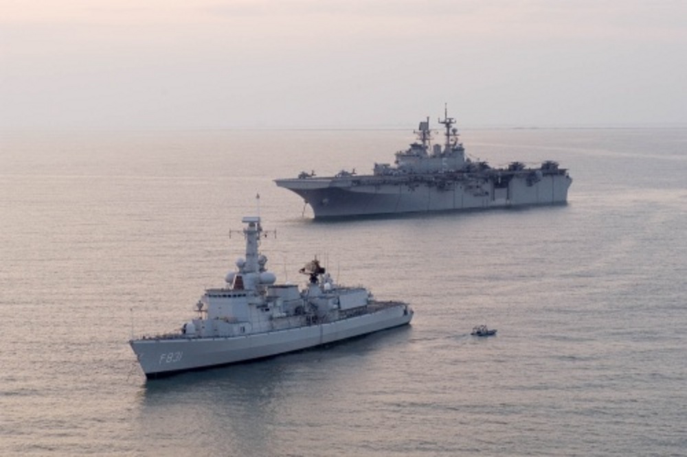 Hr. Ms. Van Amstel (voorgrond). ANP