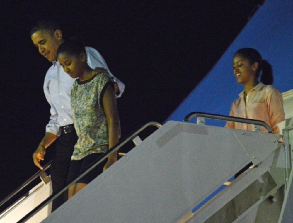 Obama met zijn dochters afgelopen zaterdag bij aankomst op Hawaii. EPA