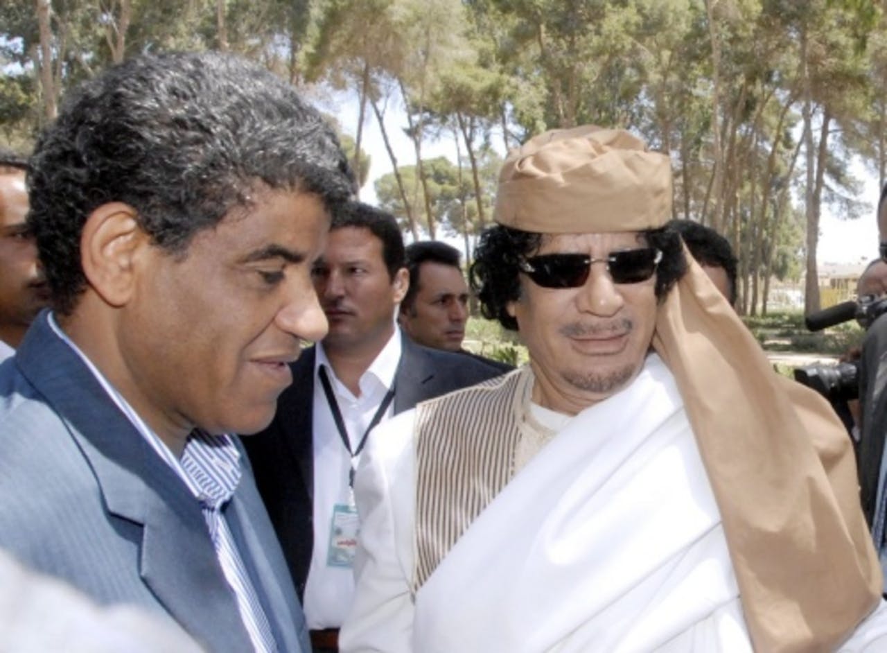De voormalige Libische leider Muammar Kaddafi (R) en Abdullah al-Senussi (L). EPA