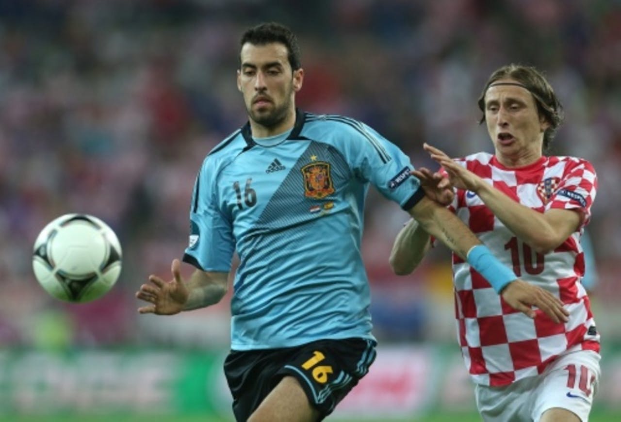 Sergio Busquets (L) van Spanje in duel met Luka Modric (R) van KroatiÃ«. EPA