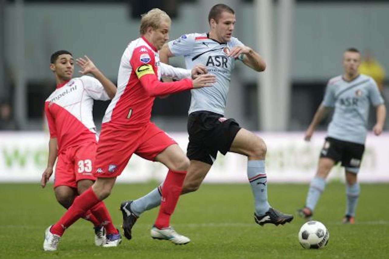 Anouar Kali (L) en Frank Demouge (M) van FC Utrecht proberen Ron Vlaar(R) van Feyenoord af te stoppen. ANP PRO SHOTS