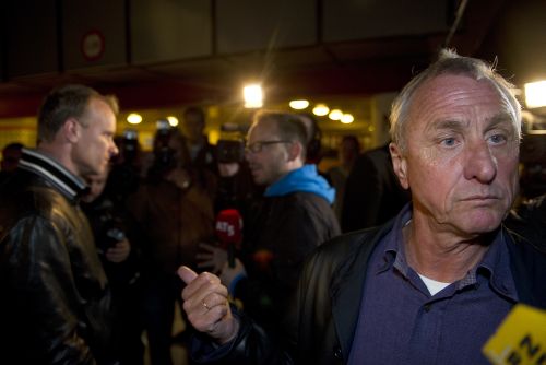 Johan Cruijff (R) met op de achtergrond Dennis Bergkamp (L). ANP