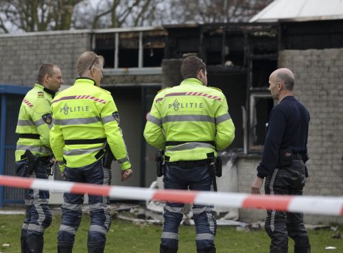 Politieagenten staan bij de psychiatrische instelling in Oegstgeest. ANP