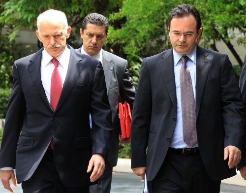 De Griekse premier Minister George Papandreou (L) en Minister van FinanciÃ«n George Papaconstantinou. EPA