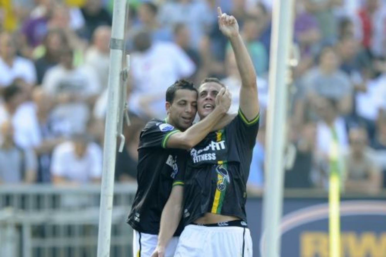 Wesley Verhoek (R) van ADO Den Haag viert zijn doelpunt tegen Feyenoord met teamgenoot Ahmed Ammi (L). ANP