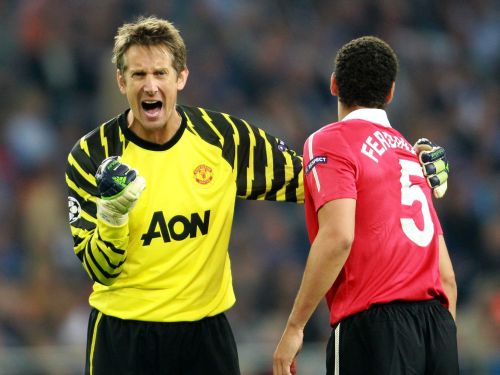 Edwin van der Sar juicht na de eerdere overwinning op Schalke 04. EPA