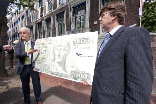 PVV'ers Geert Wilders en Teun van Dijck wilden de Drachme eerder al symbolisch teruggeven aan de Grieken. ANP