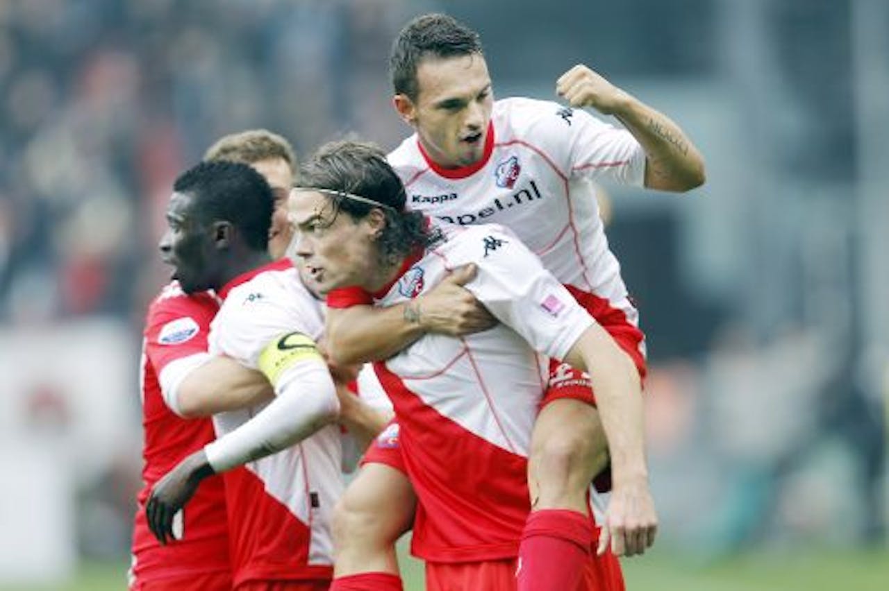 Utrecht viert de 1-1 van aanvoerder Nana Asare (L), Rodney Sneijder balt zijn vuist op de rug van Dave Bulthuis. ANP Pro Shots