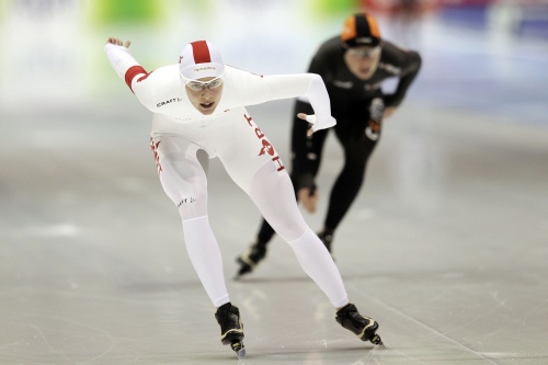 Marrit Leenstra (L) tegen Diane Valkenburg tijdens de kwalificatie op de 3000 meter in Heerenveen.
